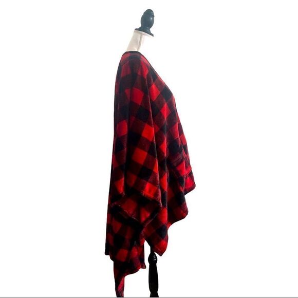Soft & Cozy Company Buffalo Plaid Blanket Style Poncho Red & Black Check OSFM - Picture 3 of 6